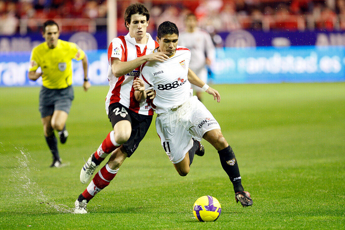 Sevilla, Spanien, 4. Februar 2009, In einem harten Zweikampf jagen Javier Martínez und Renato den Ball während des Halbfinales der Copa del Rey am 4. Februar 2009 in Sevilla