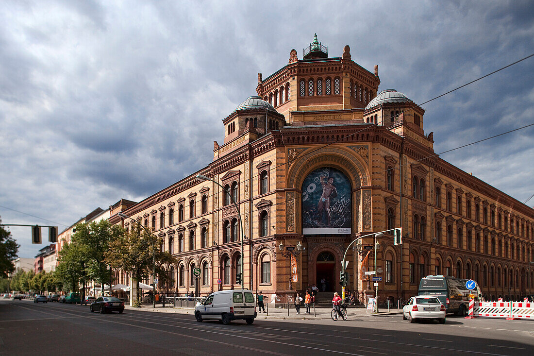 Erkunden Sie die beeindruckende Fassade des Postfuhramts in Berlin-Mitte, die seine historische Bedeutung und architektonische Schönheit unterstreicht