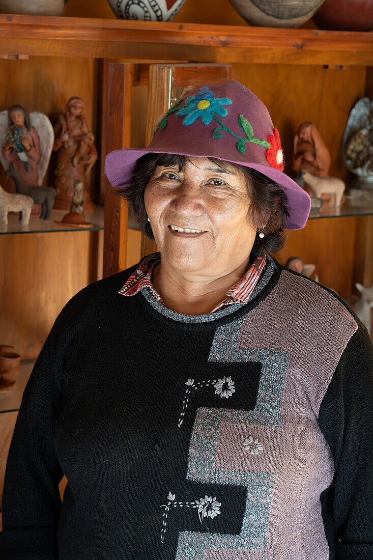 Santina Alabar, eine indigene Aymara-Keramikkünstlerin in ihrem Atelier in Purmamarca, Argentinien