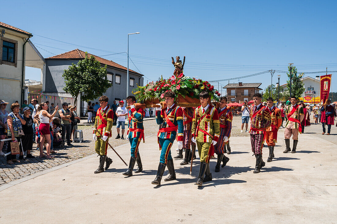 Religiöse Prozession in die Kirche São João Baptista während des Festes des Heiligen Johannes von Sobrado, auch bekannt als Bugiada und Mouriscada de Sobrado, in Form eines Kampfes zwischen Mauren und Christen, lokal bekannt als Mourisqueiros und Bugios, Sao Joao de Sobrado, Portugal