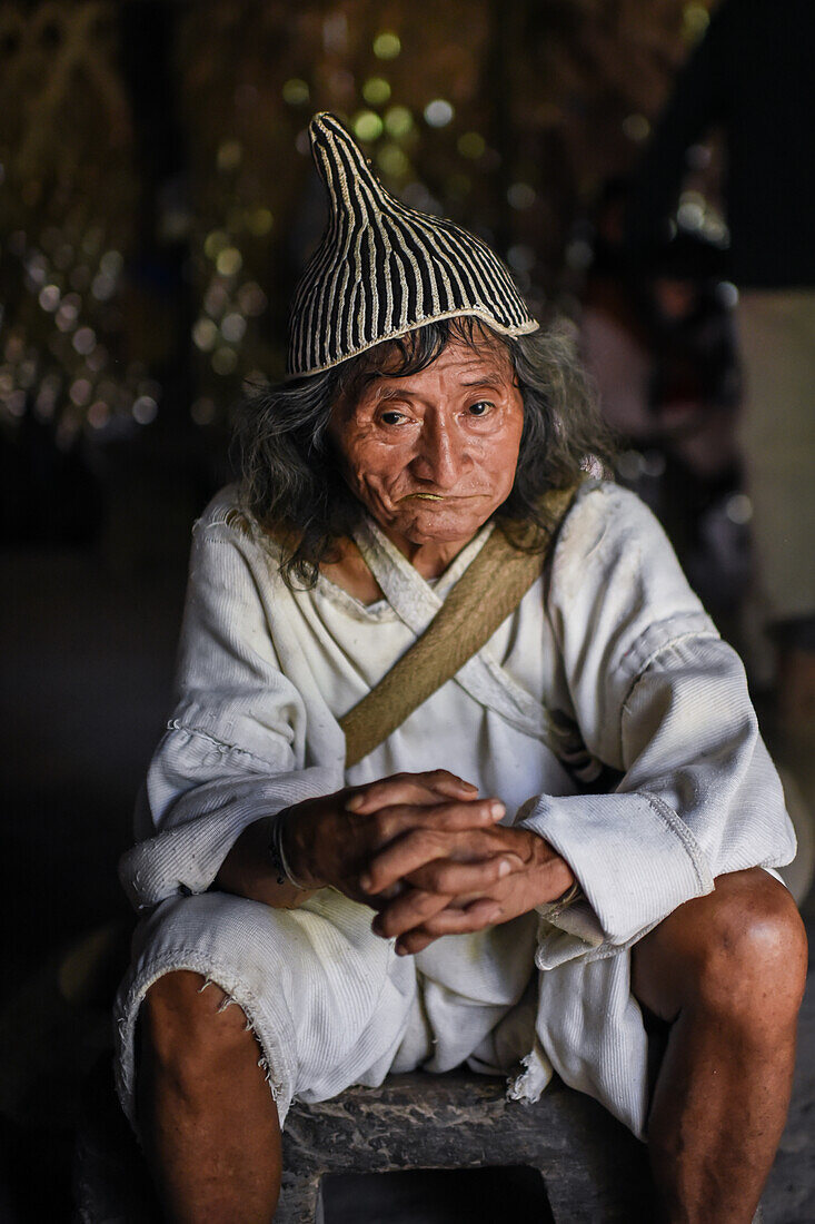 Kogi mamo (Priester) und Familie. Die Sierra Nevada de Santa Marta ist die Heimat der Überreste der indianischen Tairona-Kultur. Die Koguis leben in Resguardos Indigenas (Indianerreservaten) im mittleren Hochland