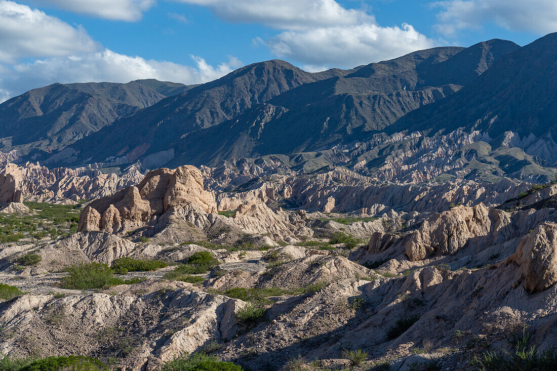 Die fantastische erodierte Landschaft des Naturdenkmals Angastaco im Calchaqui-Tal in der Provinz Salta, Argentinien