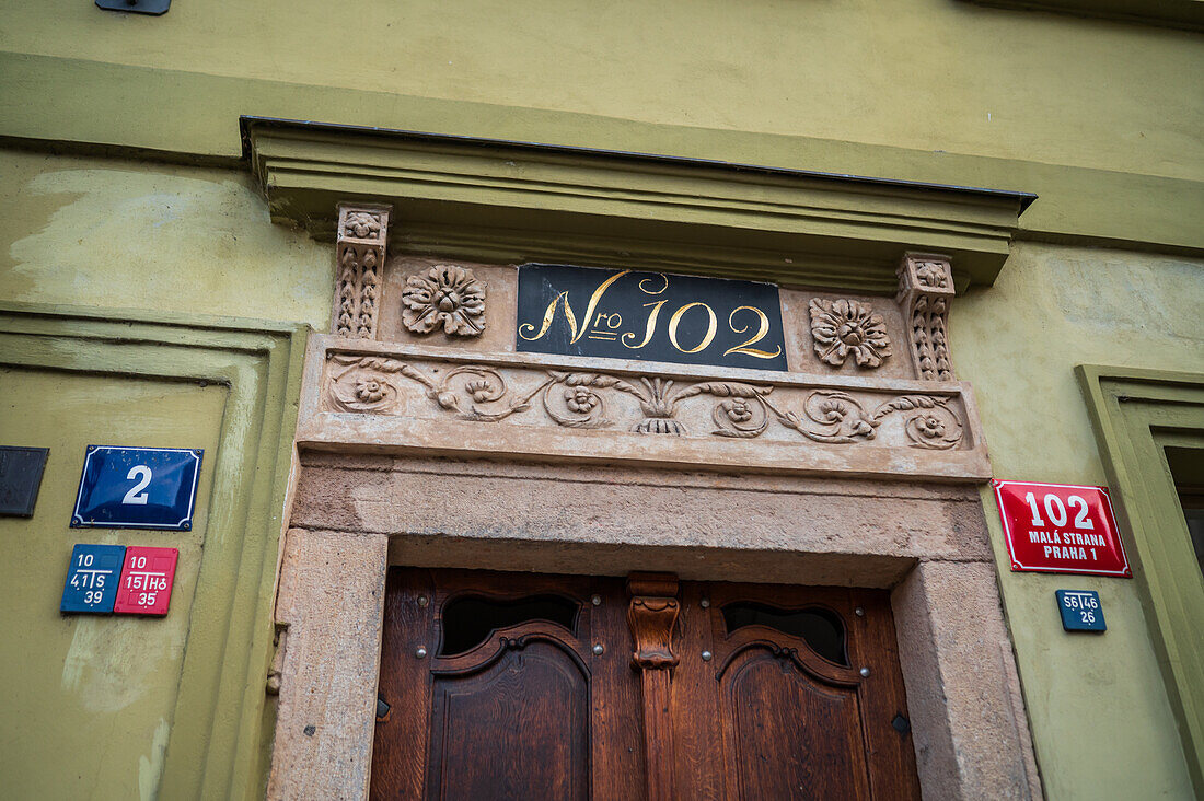 Haustür und Hausnummer in Mala Strana, Prag