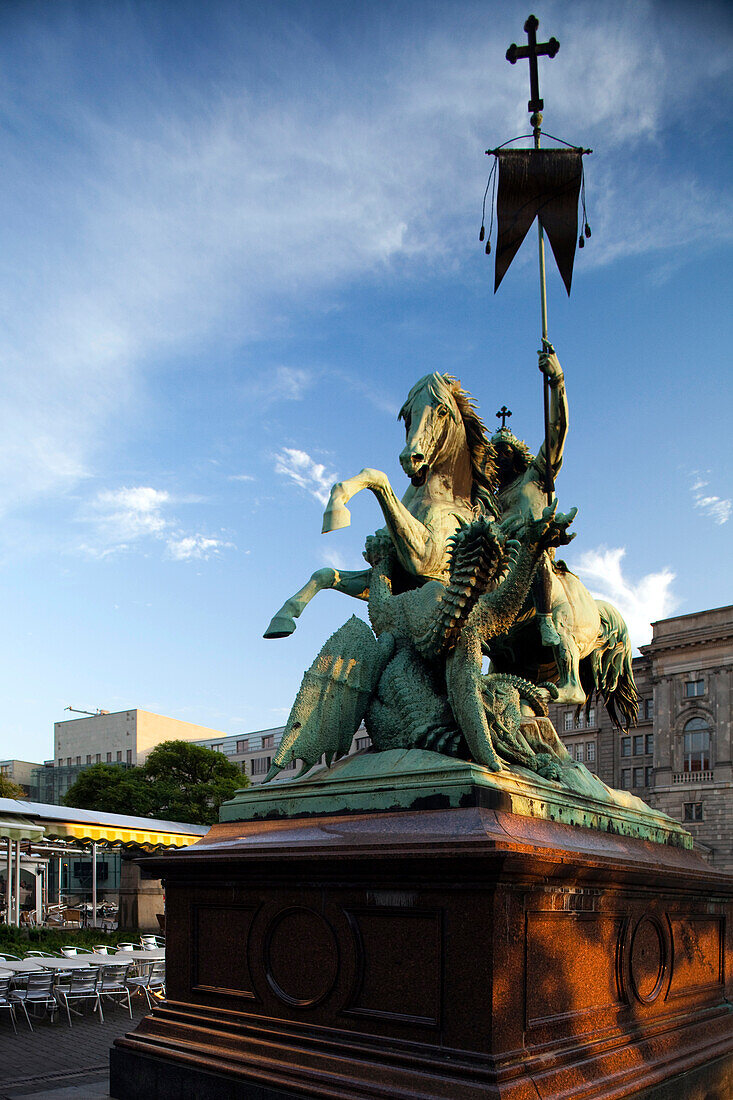 Die ikonische Sankt-Georgs-Statue steht majestätisch im Nikolaiviertel, Berlin, im Abendlicht, das ihre beeindruckenden Details zur Geltung bringt