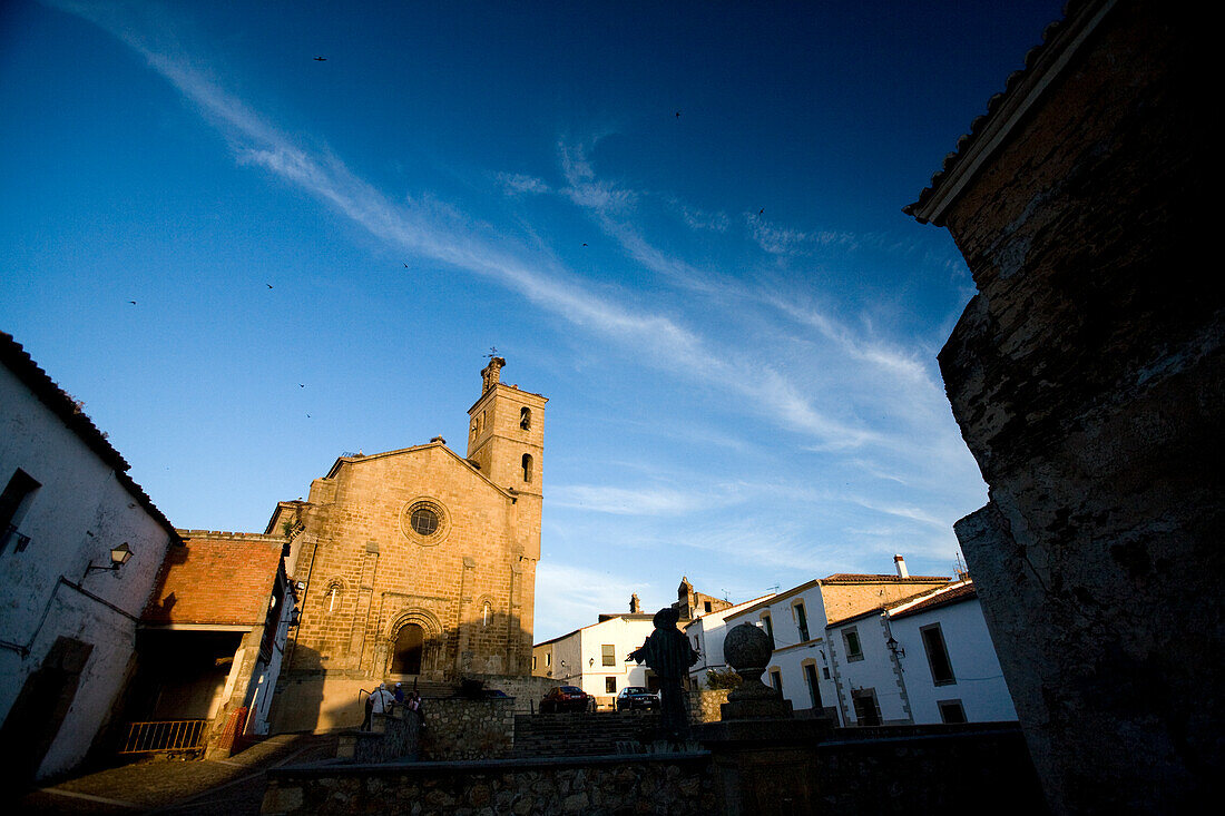 Die historische Iglesia de Santa María de Almocóvar erhebt sich stolz gegen den Dämmerungshimmel in Alcántara und spiegelt ihr reiches Erbe wider