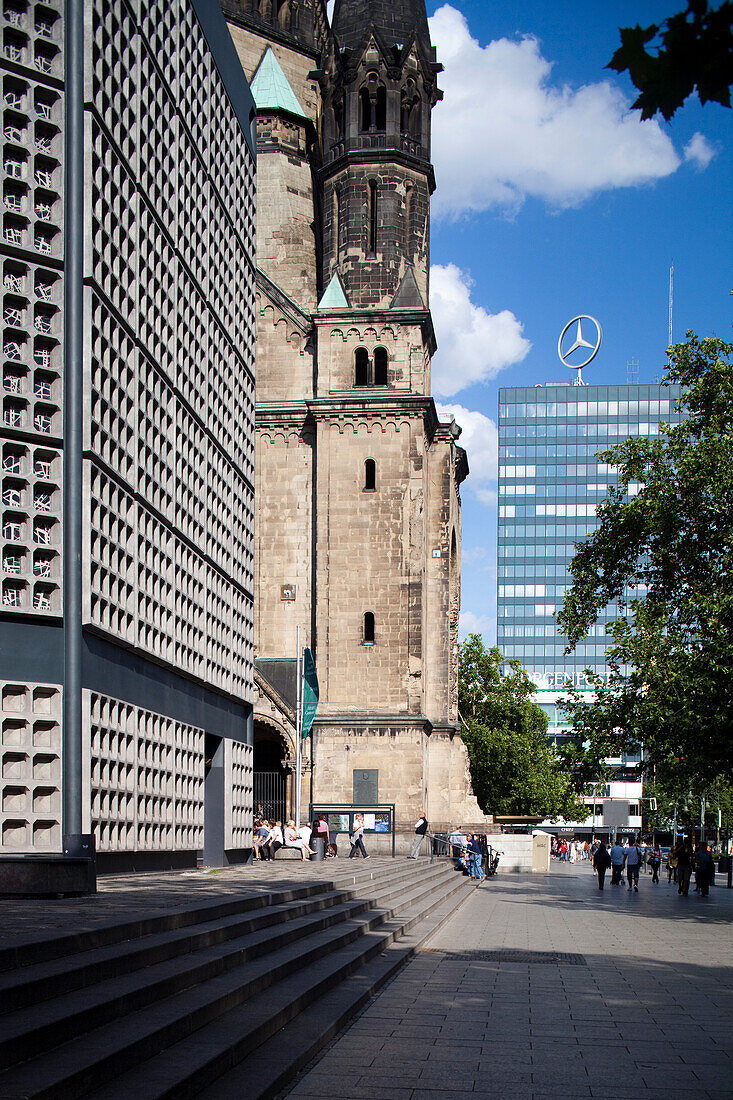 Berlin, Deutschland, 24. Juli 2009, Die historische Kaiser-Wilhelm-Gedächtniskirche steht neben ihrem modernen Gegenstück und lockt Besucher auf den Berliner Breitscheidplatz