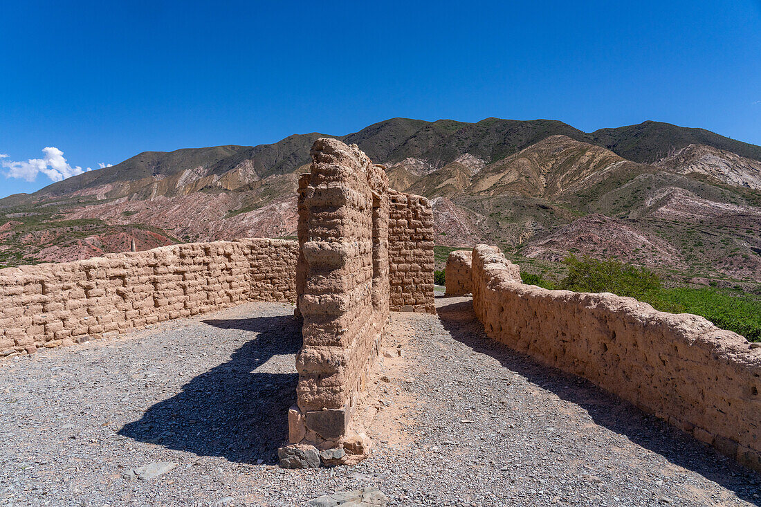 Adobe-Ruinen am Mirador de la Ventanita de los Valles Calchaquies zwischen dem Cardones-Nationalpark und Payogasta, Argentinien