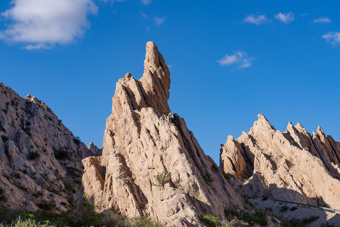 Die fantastische erodierte Landschaft des Naturmonuments Angastaco im Calchaqui-Tal in der Provinz Salta, Argentinien