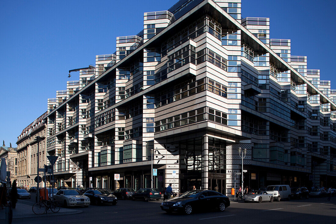 Das Quartier 206 steht prominent an der Friedrichstraße und zeigt moderne Architektur und pulsierendes Stadtleben in Berlins Mitte