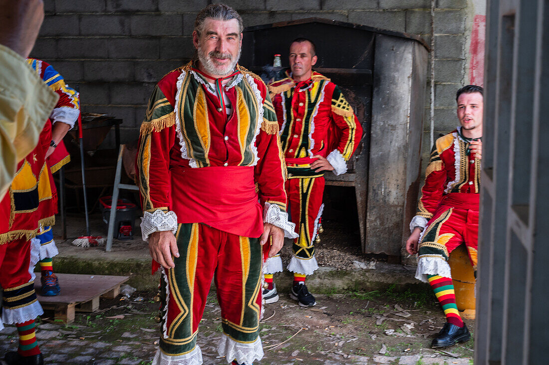 Traditionelles Mittagessen beim Fest des Heiligen Johannes von Sobrado, auch bekannt als Bugiada und Mouriscada de Sobrado, findet in Form eines Kampfes zwischen Mauren und Christen statt, lokal bekannt als Mourisqueiros und Bugios, Sao Joao de Sobrado, Portugal