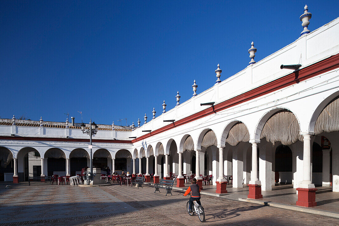 Besucher genießen den lebhaften Marktplatz in Carmona, Sevilla, umgeben von wunderschöner, weiß getünchter Architektur und mediterranem Ambiente