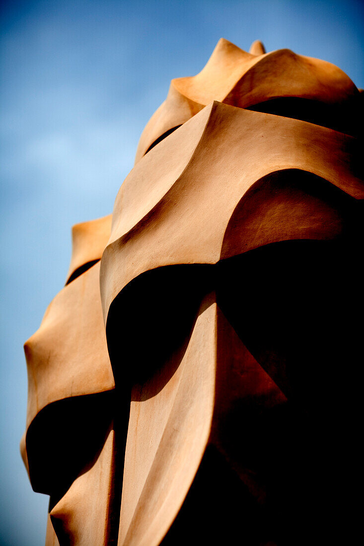 Barcelona, Spanien, 4. September 2008, Die einzigartigen Schornsteine der Casa Milà zeigen Gaudís unverwechselbaren architektonischen Stil unter einem klaren blauen Himmel in Barcelona