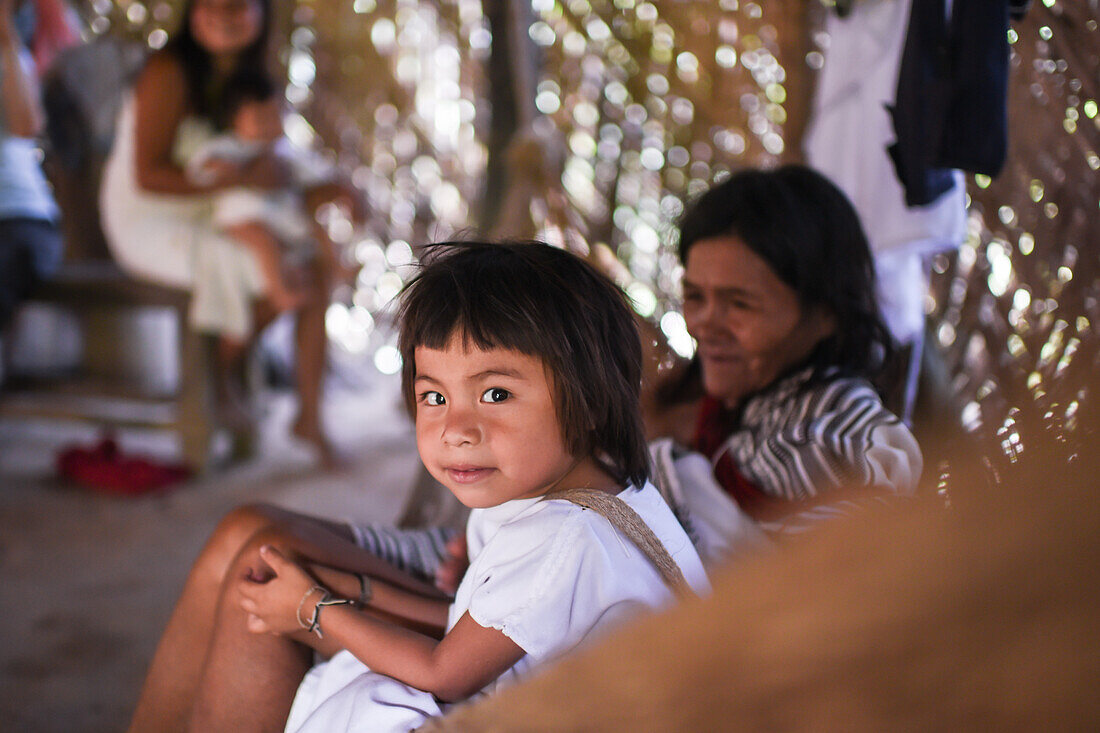 Kogi mamo (Priester) und Familie. Die Sierra Nevada de Santa Marta ist die Heimat der Überreste der indianischen Tairona-Kultur. Die Koguis leben in den Resguardos Indigenas (Indianerreservaten) im mittleren Hochland