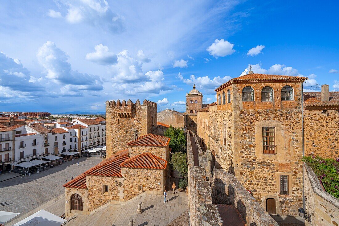 Plaza Mayor (Hauptplatz), Torre de Bujaco (Bujaco-Turm), Altstadt, UNESCO-Welterbe, Caceres, Extremadura, Spanien, Europa