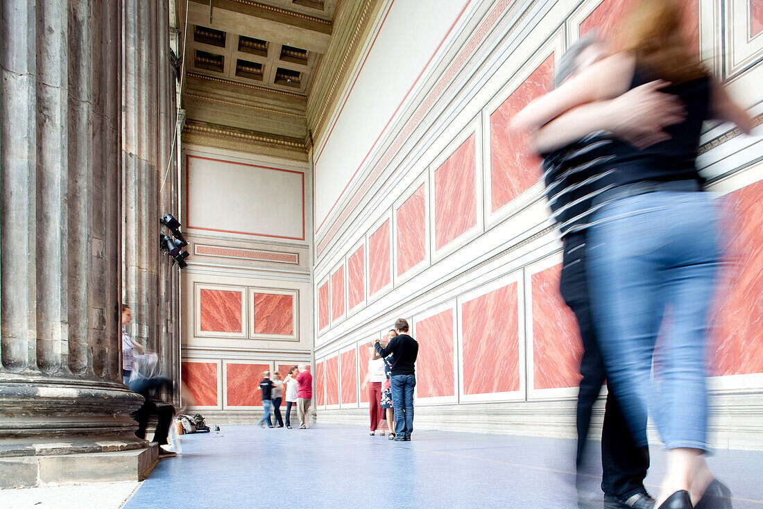 Berlin, Deutschland, 24. Juli 2009, Eine Gruppe von Tänzern tanzt einen lebhaften Tango auf dem Säulengang des Alten Museums in Berlin, wo Kultur und Eleganz in einer wunderschönen Umgebung präsentiert werden