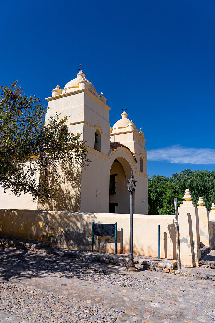 Die spanische Kolonialkirche San Pedro Nolasco aus dem 17. Jahrhundert in Molinos, Argentinien, im Calchaqui-Tal