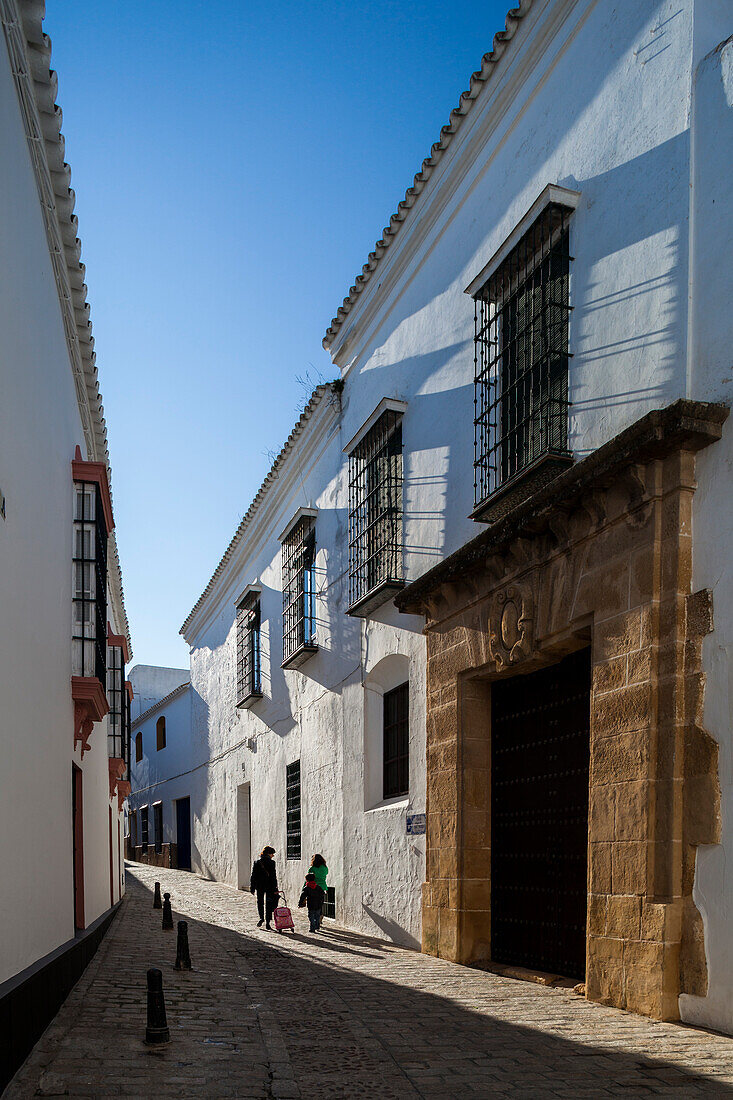 Schlendern Sie durch die engen Gassen von Carmona und bewundern Sie die weiß getünchten Gebäude und die mediterrane Architektur