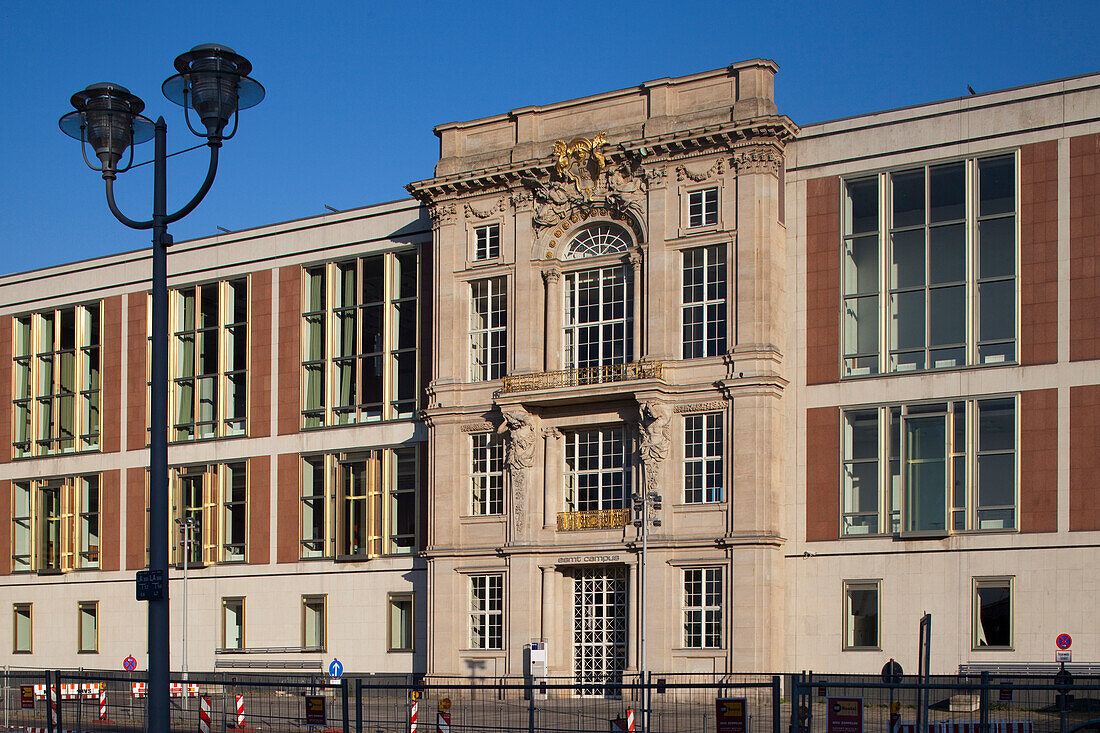 Das Gebäude des Staatsrats in Berlin-Mitte zeigt eine einzigartige Architektur, die die historischen und modernen Einflüsse Ostdeutschlands widerspiegelt