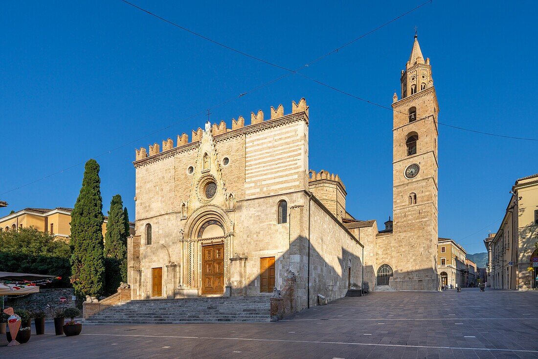 Fassade der Piazza Orsini, Kathedrale Santa Maria Assunta, Teramo, Abruzzen, Italien, Europa