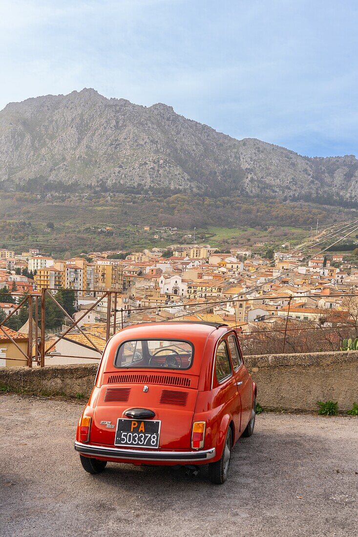 Rotes Auto, Piana degli Albanesi, Palermo, Sizilien, Italien, Mittelmeerraum, Europa