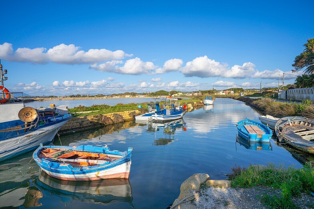 Boote bei den Salinen, Marsala, Trapani, Sizilien, Italien, Mittelmeer, Europa