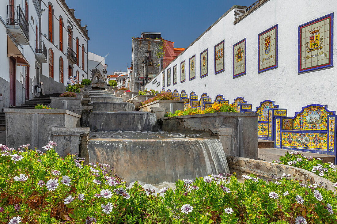 Keramische Bänke an der Wassertreppe Paseo de Canarias, Firgas, Gran Canaria, Kanarische Inseln, Spanien, Atlantik, Europa