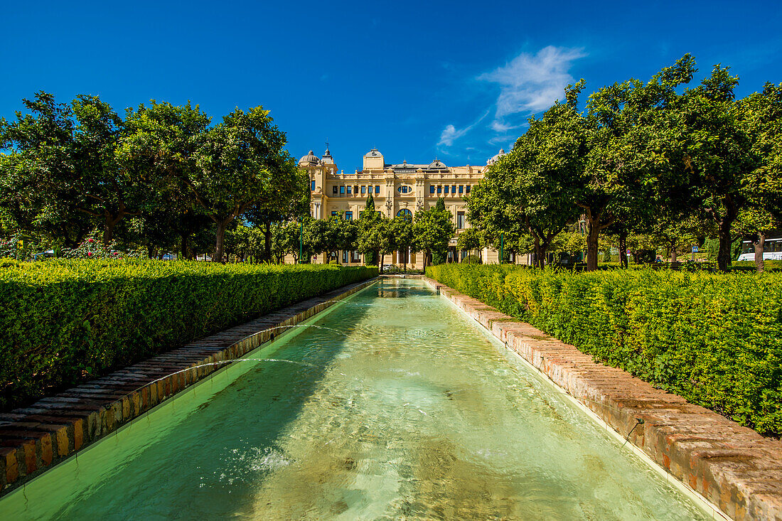 Brunnen in den Gärten von Pedro Luis Alonso (Jardines de Pedro Luis Alonso) und dem Rathaus von Malaga (Ayuntamiento de Malaga), Malaga, Costa del Sol, Andalusien, Spanien, Europa