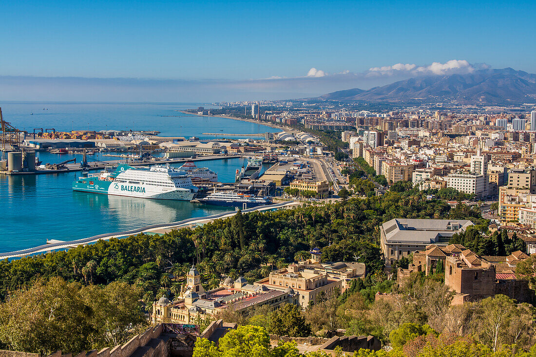 Blick auf den Hafen von der Alcazaba und der Burg von Gibralfaro auf dem Berg Malaga oberhalb der Altstadt, Malaga, Costa del Sol, Andalusien, Spanien, Europa