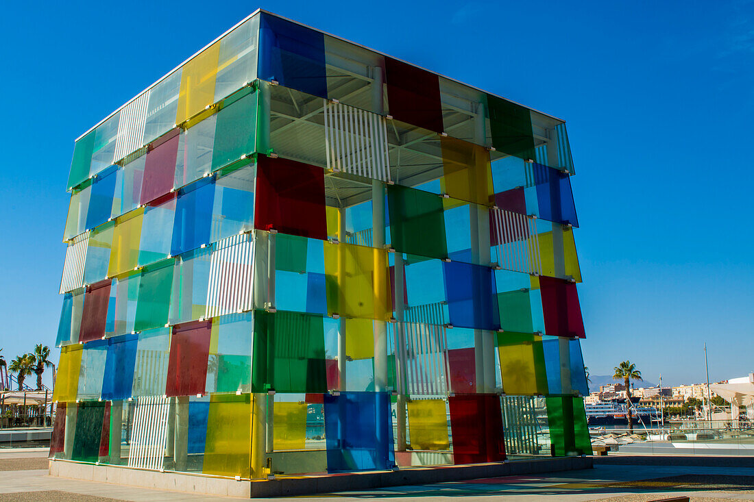 Großer Glaswürfel im Centre Pompidou am Hafen, Malaga, Costa del Sol, Andalusien, Spanien, Europa