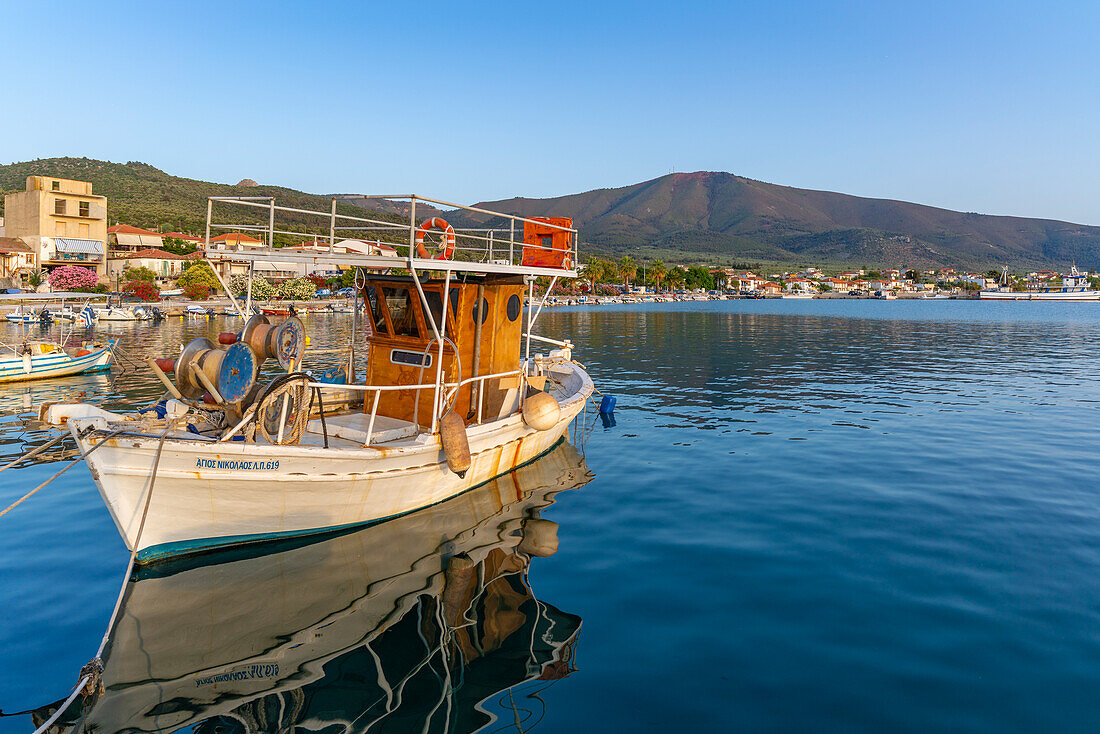 Blick auf Boote im Hafen von Skala Kallirachis, Skala Kallirachis, Thassos, Ägäisches Meer, Griechische Inseln, Griechenland, Europa