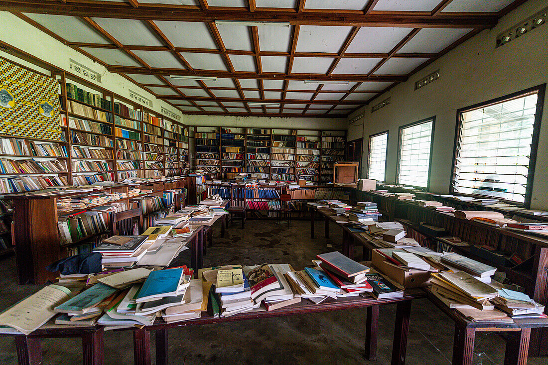 Bibliothek in der Kirche von Bamanya, Mbandaka, Provinz Equateur, Demokratische Republik Kongo, Afrika