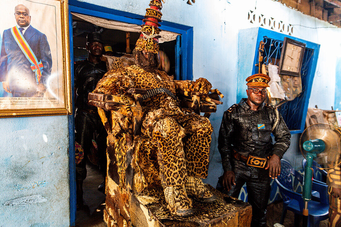 Geistlicher Führer im Leopardenfell in der Kirche der Schwarzen Menschen in Mbandaka, Provinz Equateur, Demokratische Republik Kongo, Afrika