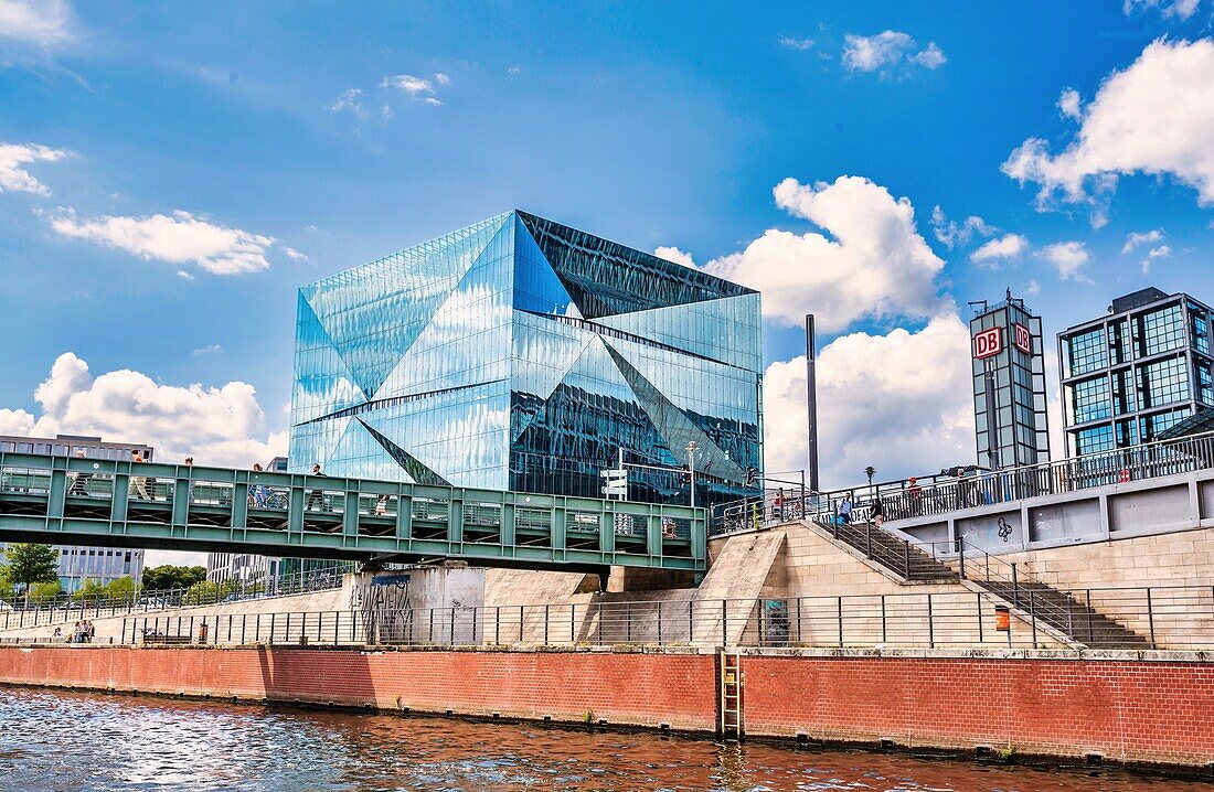 Das Bürogebäude Cube, neben dem Hauptbahnhof und an der Spree, fertiggestellt 2020, Berlin, Deutschland, Europa