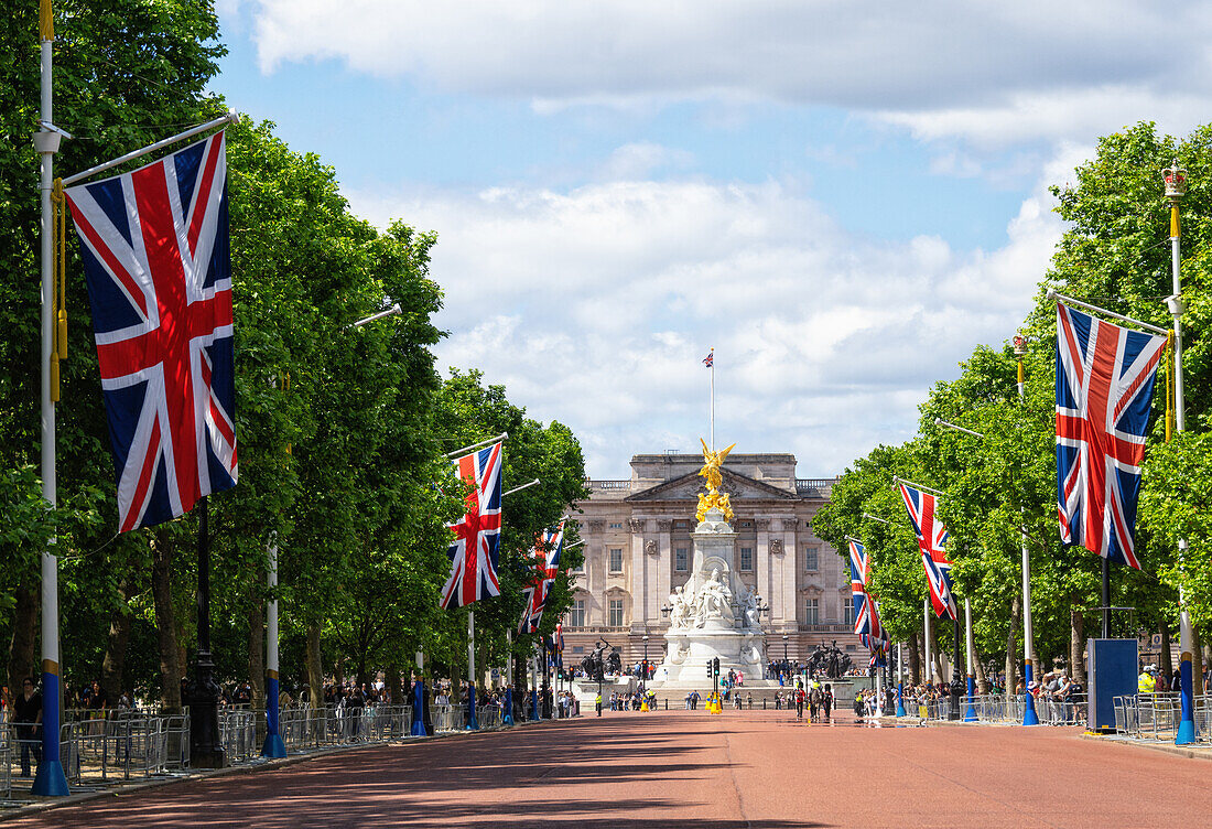 Blick entlang der Mall in Richtung Victoria Memorial und Buckingham Palace, London, England, Vereinigtes Königreich, Europa