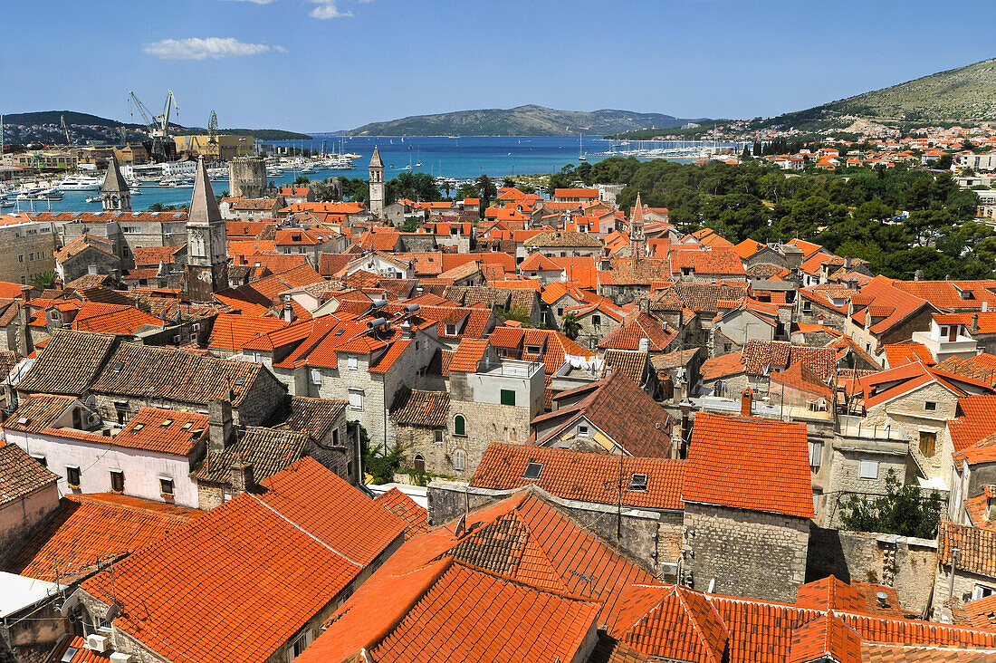 Die Altstadt vom Glockenturm der St.-Lorenz-Kathedrale aus gesehen, Trogir, UNESCO-Weltkulturerbe, nahe Split, Kroatien, Südosteuropa