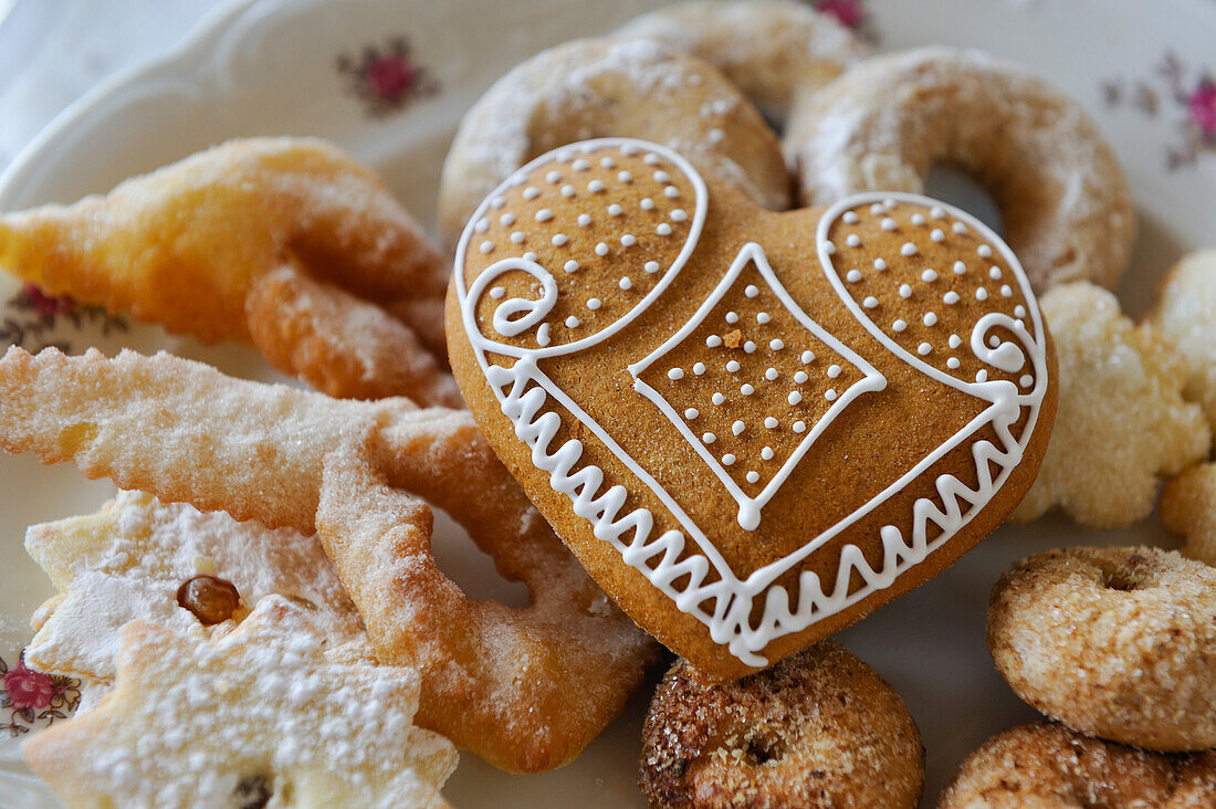 Heart shaped ginger-bread, tavern Zbondini, village of Velo Grablje, Hvar island, Croatia, Southeast Europe