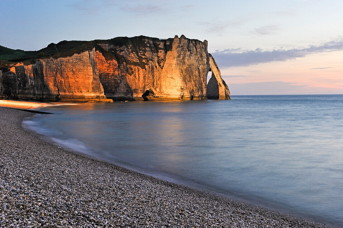 Beleuchtete Klippe, Etretat, Departement Seine-Maritime, Region Normandie, Frankreich, Europa