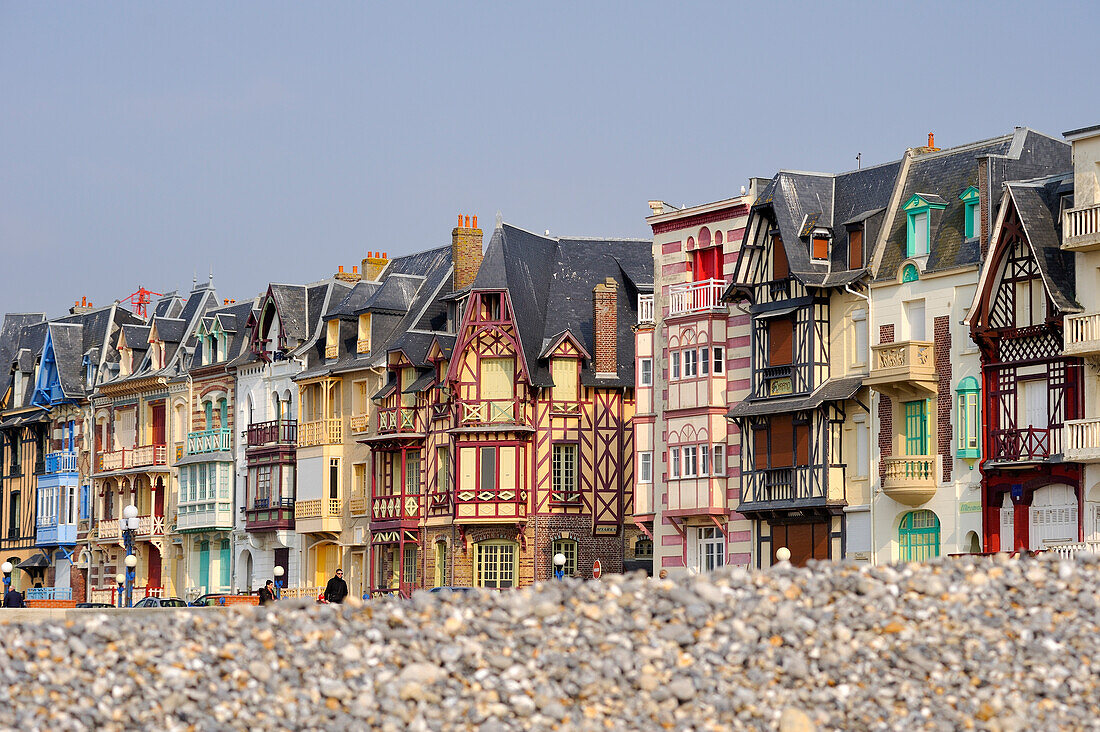 Villen am Meer vom Kieselstrand aus gesehen, Mers-Les-Bains, Departement Somme, Region Picardie, Frankreich, Europa