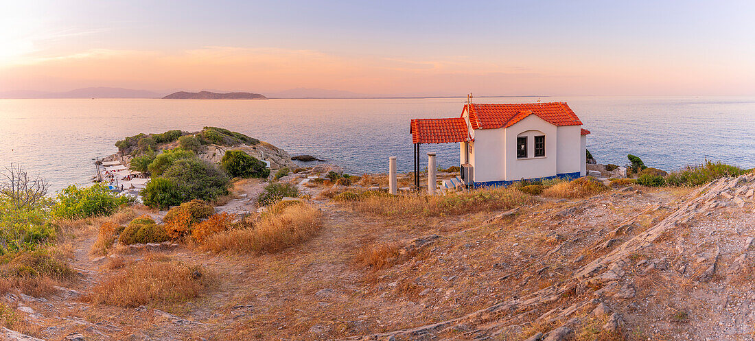 Blick auf die Kirche der Heiligen Apostel in Thassos-Stadt bei Sonnenuntergang, Thassos, Ägäisches Meer, Griechische Inseln, Griechenland, Europa