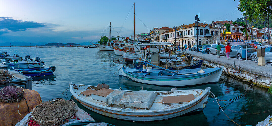 Blick auf Boote und Hafen in Thassos-Stadt in der Abenddämmerung, Thassos, Ägäisches Meer, Griechische Inseln, Griechenland, Europa