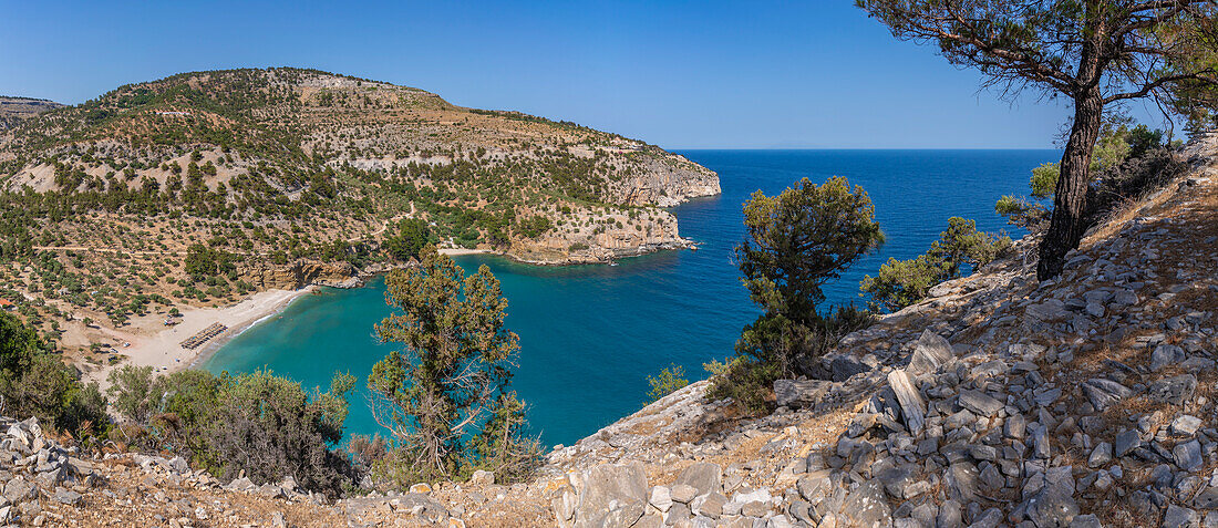 Blick auf den Livadi-Strand und das Heilige Kloster des Erzengels Michael vom Aussichtspunkt Erzengel Michael, Thasos, Thassos, Ägäisches Meer, Griechische Inseln, Griechenland, Europa