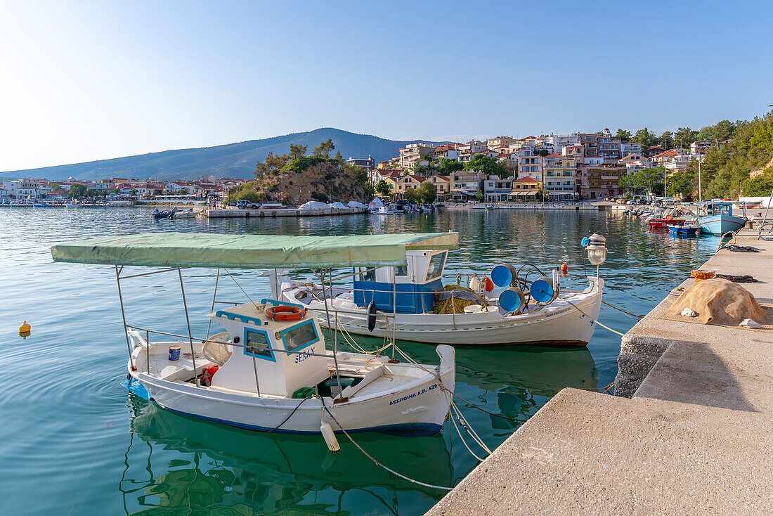 Blick auf Boote im Hafen des Dorfes Limenaria, Limenaria, Thassos, Ägäisches Meer, Griechische Inseln, Griechenland, Europa