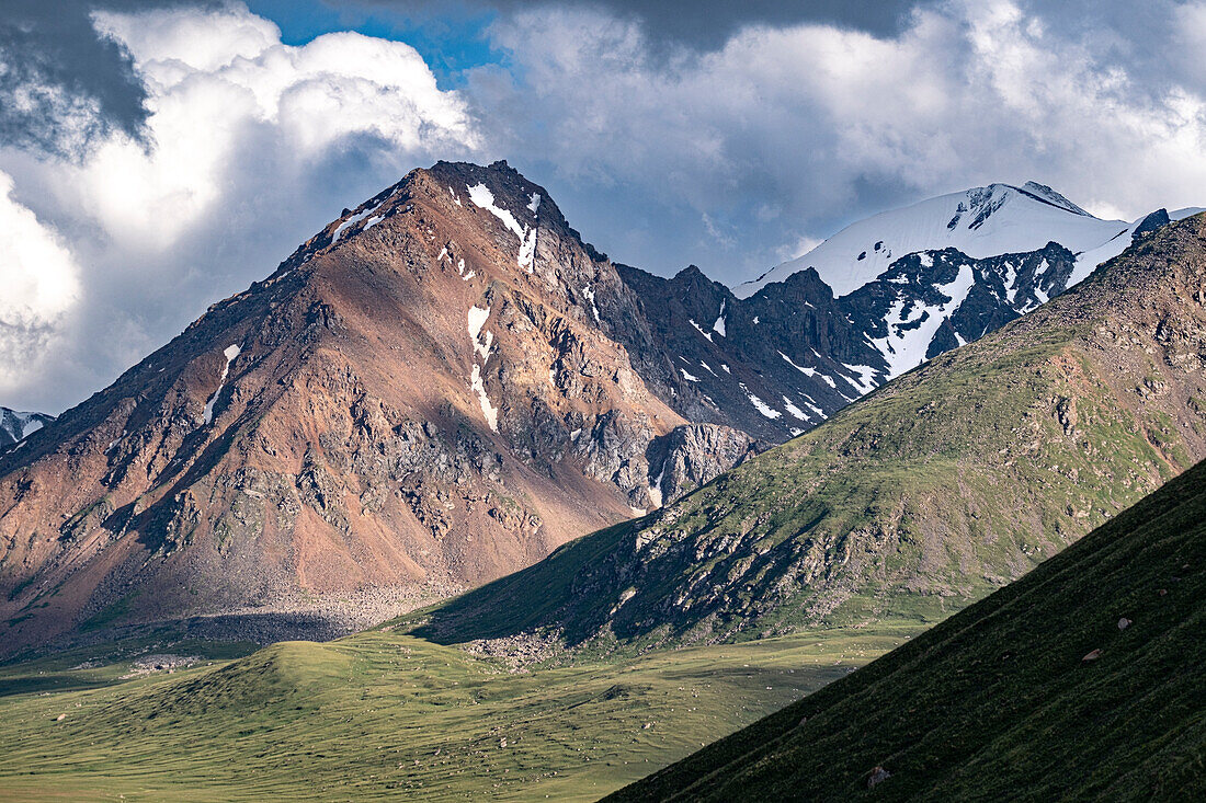 Majestätische grüne Berge rund um den Kol Ukok Bergsee, Kirgisistan, Zentralasien, Asien