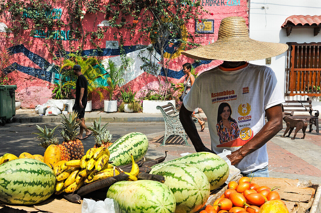 Straßenverkäufer verkauft Obst in der Gegend von Getsemani, Cartagena, Kolumbien, Südamerika