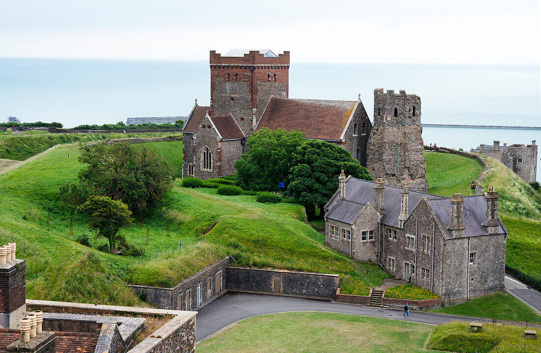 Blick auf St. Mary's Church und römischen Pharos, Dover Castle, Dover, Kent, England, Vereinigtes Königreich, Europa