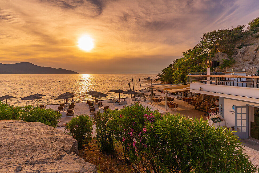 Blick auf Strandbar und Meer bei Sonnenuntergang in Thassos-Stadt, Thassos, Ägäisches Meer, Griechische Inseln, Griechenland, Europa