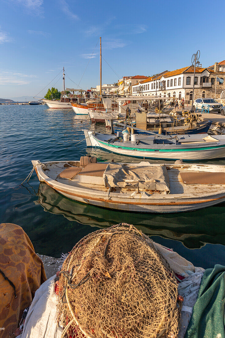 Blick auf Boote und Hafen in Thassos-Stadt, Thassos, Ägäisches Meer, Griechische Inseln, Griechenland, Europa