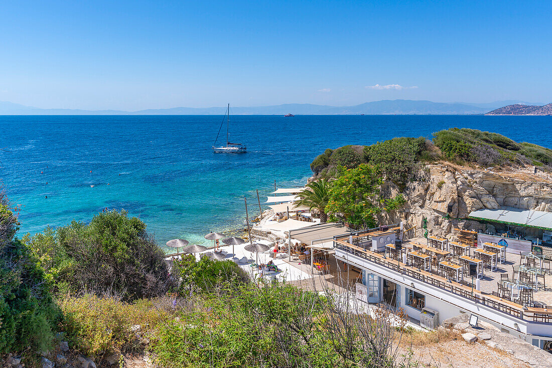 Blick auf Bar und Café in der Nähe der Kirche der Heiligen Apostel in Thassos-Stadt, Thassos, Ägäisches Meer, Griechische Inseln, Griechenland, Europa