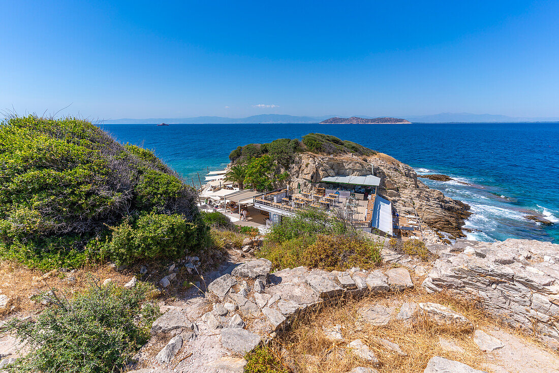 Blick auf Bar und Café in der Nähe der Kirche der Heiligen Apostel in Thassos-Stadt, Thassos, Ägäisches Meer, Griechische Inseln, Griechenland, Europa