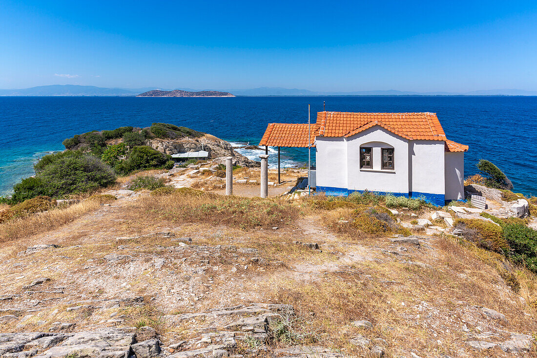 Blick auf die Kirche der Heiligen Apostel in Thassos-Stadt, Thassos, Ägäisches Meer, Griechische Inseln, Griechenland, Europa